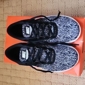 Nike Women's flex sneakers